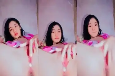ABG SMA Cantik Main Jari Sampe Muncrat Pink poster