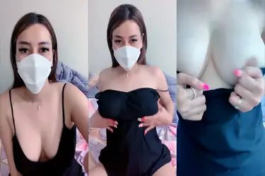Rosalinda Live Pamer Belahan Mulus poster